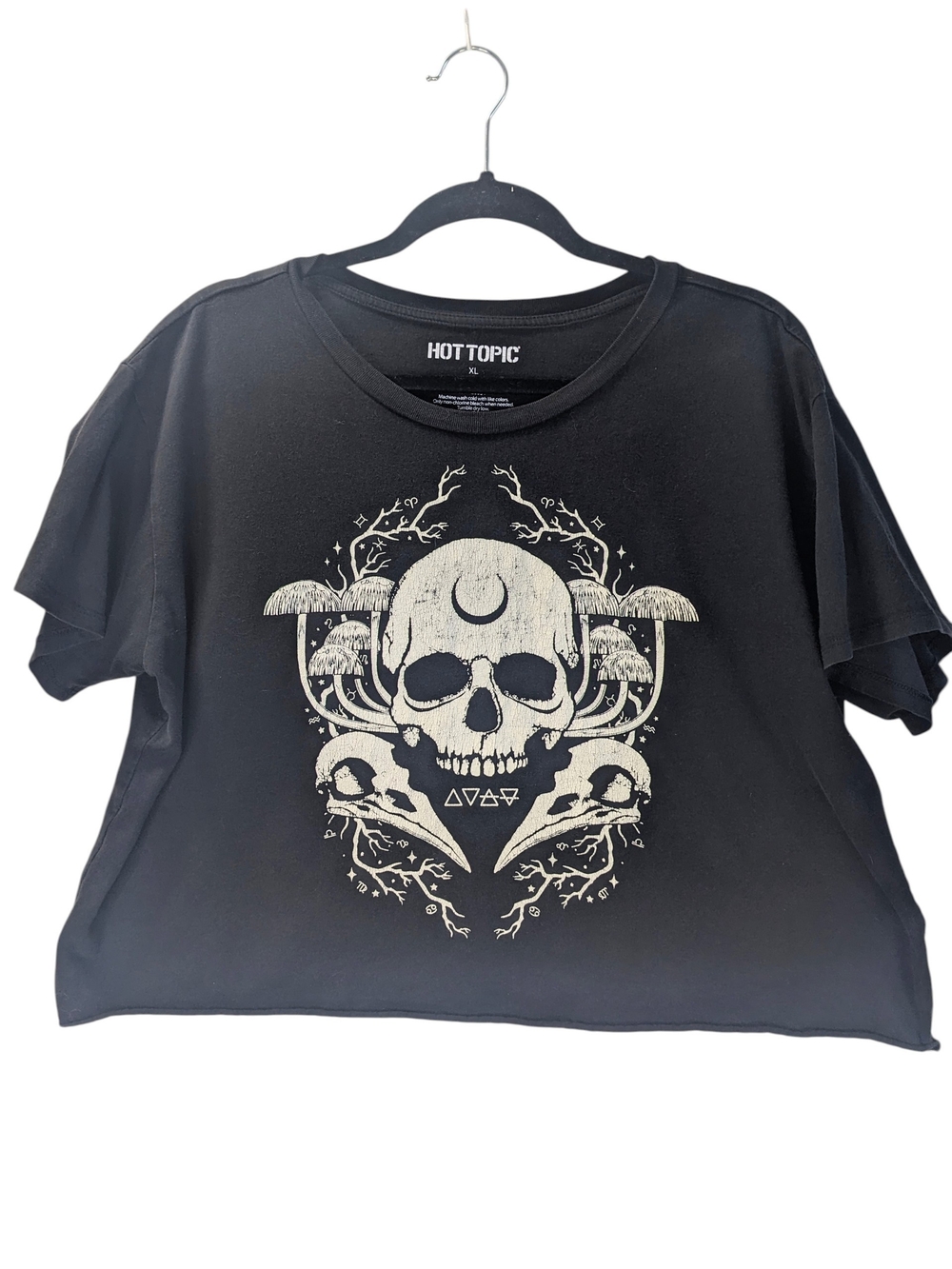 Hot Topic Black Women's Crop Tee with Ivory Skull & Moon Graphic  Size XL